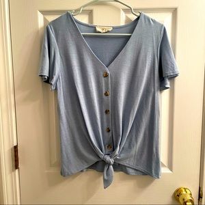 Pinque button details tee with ties.